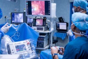 نجاح أول عمليات تنظير حالب روبوتي مرن بتقنية (ILY®️) في الدمام الطبي