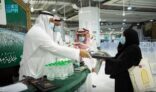 شؤون الحرمين توزع الهدايا على المصلين والمعتمرين