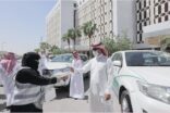 ورود نوارة التطوعي يهدي الورود لمراقبي ومفتشي التجارة تقديراً لجهودهم