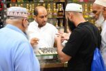 ضيوف الرحمن يودعون المدينة المنورة بشراء الهدايا واللقطات التذكارية