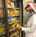 اتلاف طنين مواد غذائية داخل أحد مراكز التسويق بالدمام