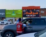 متطوعو الهلال الأحمر بالجوف يوزعون وجبات الإفطار على قائدي المركبات