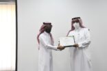 مجمع إرادة بالرياض يكرم أحد مستفيديه لصدور كتابه الأول بعد التعافي