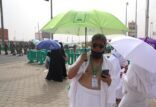 الشؤون الإسلامية تواصل توزيع المظلات الشمسية على ضيوف الرحمن