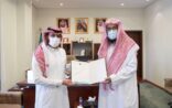 مدير هيئة منطقة الرياض يكرّم مدير الموارد البشرية ومساعد مدير التقنية بالفرع
