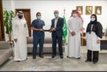 الرئيس التنفيذي  لـ ⁧‫تجمع الشرقية الصحي يكرم  الدكتور منصور الجبير