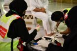 متطوعون يشاركون الدفاع المدني في خدمة ضيوف الرحمن
