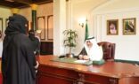 أمير تبوك يستقبل المواطنة مريم العنزي  التي  تنازلت عن قاتل شقيقها  لوجه الله