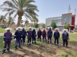 بلدية بقيق توزع قبعات المظلة على طواقم العمل ميدانياً