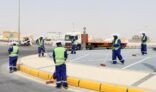 بلدية النعيرية توزع مظلات شمسية على الفرق الميدانية