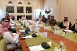 الأمير فيصل بن بندر يطلع على عرض عن موسم الرياض