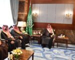 محافظ الأحساء يستقبل المدير الإقليمي لبنك التنمية الاجتماعية بالمنطقة الشرقية