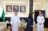أمين الشرقية يكرم المهندسة نورة العنزي كأفضل موظف واعد بمجال التحول الرقمي