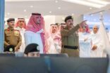 بالصور : وزير الداخلية يتفقد سير العمل في مركز القيادة والسيطرة لأمن الحج بمقر الأمن العام في مشعر منى