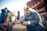 عروض حية للحرف اليدوية التقليدية تلفت زوار مهرجان الكُتّاب والقُراء