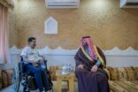 أمير الحدود الشمالية يزور مواطن برفحاء أصيب بشلل رباعي بحادث مروري ويوجه بعلاجه  عرعر