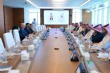 صندوق هدف ونظيره الليبي يستعرضان تعزيز التعاون وتبادل الخبرات بتنمية رأس المال البشري  الرياض  التقى سعادة نائب مدير عام صندوق تنمية الموارد البشرية للأعمال الأستاذ فراس بن عبدالعزيز أبا الخيل بمقر الصندوق بالرياض سعادة رئيس مجلس إدارة صندوق تنمية الموارد البشرية بوزارة العمل والتأهيل الليبية الأستاذ فايز علي بوعمران والوفد المرافق له بحضور عدد من قيادات الصندوق وتهدف زيارة وفد الصندوق الليبي إلى التعرف على صندوق تنمية الموارد البشرية ودوره في تمكين القوى العاملة واستدامتها بسوق العمل واستعراض رحلة نجاح تحول الصندوق وما أسفرت عنه من استراتيجية جديدة وعدد من البرامج والمنتجات، بالإضافة إلى تبادل الخبرات والتجارب. وفي بداية اللقاء، رحب سعادة نائب مدير عام صندوق تنمية الموارد البشرية للأعمال برئيس مجلس إدارة الصندوق الليبي والوفد المرافق مؤكدًا حرص الصندوق على تعزيز التعاون وتبادل الخبرات بين الجانبين في مجال تنمية رأس المال البشري، ومواكبة قدراتها ومهاراتها لمتغيرات وتطورات القطاع الخاص، بما ينعكس على نماء وازدهار سوق العمل في البلدين. وأشار نائب مدير عام الصندوق، إلى رحلة التحول الشامل التي مر بها الصندوق، والتي انبثقت عن تفعيل استراتيجيته الجديدة عام 2022 بالتكامل والموائمة مع الشركاء بالقطاع العام والقطاع الخاص مبينًا أنها تهدف لتحقيق ثلاث غايات رئيسية تتمثل في تعزيز تنمية رأس المال البشري الوطني لتلبية متطلبات سوق العمل المتطورة، وتحسين الموائمة بين العرض والطلب في سوق العمل، وتمكين التوظيف واستدامته في القطاع الخاص. وأضاف: أن الاستراتيجية أخذت في الاعتبار إعادة تصميم البرامج لتصبح 8 برامج مطورة ومركزة، وتضم منتجات مصممة لتلبية احتياجات المستفيدين، والوصول لتجربة مستفيد شاملة، إضافة لجعل الصندوق ممكن رقمياً من خلال التحول الرقمي، وبناء المرصد الوطني ليكون المصدر الرئيسي والموثوق لبيانات ومرئيات سوق العمل في المملكة، وتحقيق نمو مستدام من خلال البحوث والتدخلات السلوكية. واستعرض نائب مدير عام الصندوق، خلال الاجتماع جهود الصندوق في تعزيز الشراكات القطاعية التنموية والواعدة بالتعاون مع الشركاء، وكذلك دور المنصة الوطنية للتوظيف (جدارات) في تمكين الباحثين عن عمل ودخولهم إلى سوق العمل والاندماج فيه، مؤكدًا سعي الصندوق لتقديم البرامج والمنتجات لمستفيديه بجودة عالية، تحقيقًا لرضاهم وتتويجًا لجهوده في هذا المجال والتي أسفرت مؤخرًا عن حصوله على شهادات آيزو في نظام إدارة الجودة 9001 وفي رضا وخدمة العملاء. من جهته أكد رئيس مجلس إدارة الصندوق الليبي؛ أن هذه الزيارة تأتي انطلاقًا من حرصهم على تبادل الخبرات والتجارب في مجال تنمية رأس المال البشري، والاستفادة منها في تمكين الكوادر الوطنية واستقرارها واستدامتها في سوق العمل، بما ينعكس إيجابًا على تمكين القوى العاملة وسوق العمل في البلدين