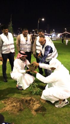 بلدية بقيق تزرع 200 شتلة من أشجار الكرفس بمنتزه الروضة تزامنا مع مبادرة السعودية الخضراء