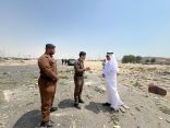 محافظ القطيف يقف ميدانيًا على حريق أحد المباني بصناعية الأوجام