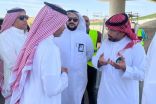 القرني يقف على تقاطع الإسكان مع طريق علي بن أبي طالب بمكة