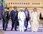 رئيس جمهورية تشاد يصل الرياض وفي مقدمة مستقبليه نائب أمير المنطقة