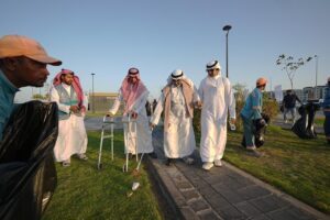 أكثر من 40 متطوعا يشاركون في مبادرة تنظيف كورنيش الدمام الجنوبي