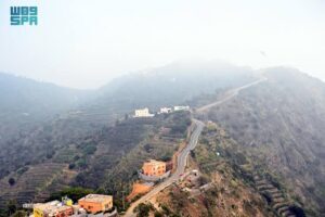 الأجواء الضبابية تزيّن الجبل الأسود بالريث وتستقطب المتنزّهين