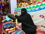 “العكة ” تجذب زوار مهرجان “الخزامى” بالحدود الشمالية