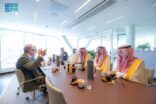 وزير الصناعة والثروة المعدنية يلتقي الرئيس التنفيذي لاتحاد الصناعات الدنماركية ويترأس اجتماع الطاولة المستديرة