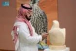 منحوتة لشاهين بنقوش عربية.. تُلفت زوار معرض الصقور والصيد السعودي الدولي 2023