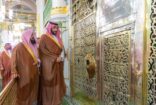 ولي العهد‬⁩ يؤدي الصلاة في ⁧‫المسجد النبوي‬⁩ ويتشرف بالسلام على الرسول وعلى صاحبيه