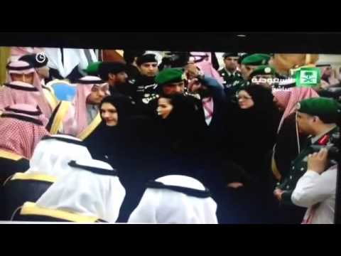 عضوة شورى تقبل الملك سلمان والأمير مقرن في البيعة