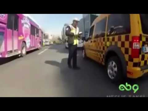 رئيس وزراء تركيا يقود التاكسي ويوصل الركاب مجاناً